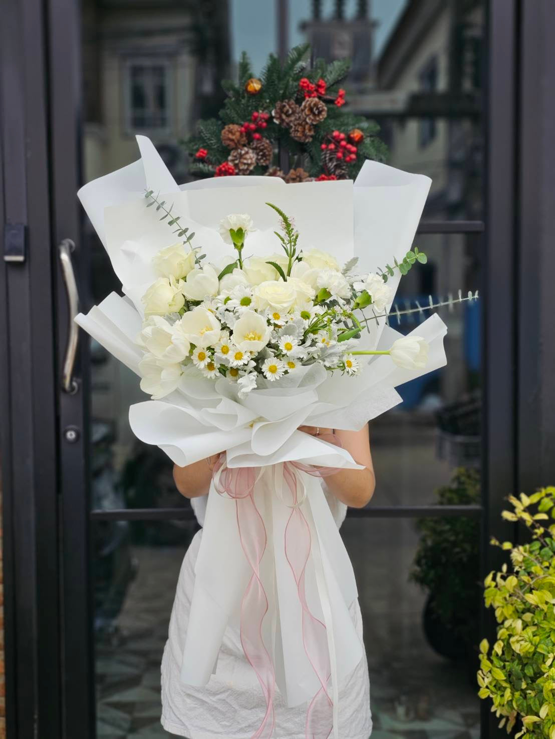 Bouquet of white roses and white tulips